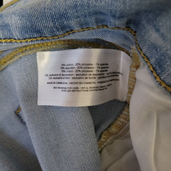 Jessica Simpson Plus Size Light Wash Flared Jeans With Floral Embroidery & Pocke - Picture 10 of 11